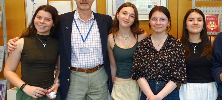 Un diplomate de la NASA en visite au lycée.